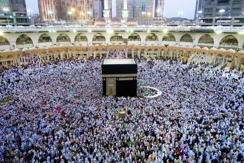 crowd-of-people-near-kaaba-in-mecca-during-daytime-0bddm8n8wyw Mekke Hazreti Muhammedin doğduğu ve İslam dininin ilk çıktığı yer. Kabe İbrahim Peygamberin yaptığı bina Milyonlarca Müslüman burada hac ibadeti yapar